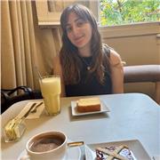 Estudiante de psicología ayuda a niños con tareas escolares